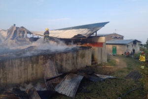 Lee más sobre el artículo Incendio estructural causó la pérdida de una escuela y tres viviendas en zona rural de Ibagué