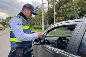 Lee más sobre el artículo Agentes de tránsito han sancionado a 41 conductores por no cumplir el nuevo pico y placa en Ibagué