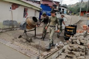 Lee más sobre el artículo Soldados del Ejército Nacional impulsan el desarrollo en el Tolima con la construcción de vías