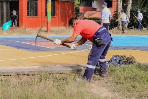 Lee más sobre el artículo Con ‘minga’ comunitaria, Alcaldía de Ibagué inició estrategia de recuperación de parques