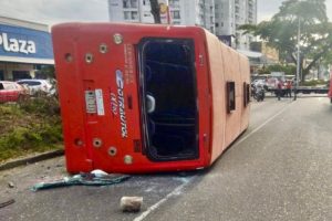Lee más sobre el artículo Cuatro personas lesionadas dejó volcamiento de buseta en la calle 37 de Ibagué