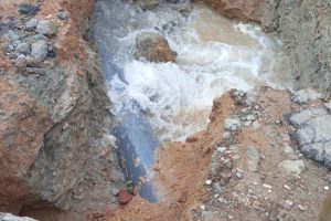 Lee más sobre el artículo IBAL activa protocolo en la comuna Siete por daño en red principal ocasionado por un tercero