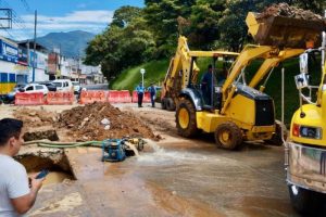 Lee más sobre el artículo IBAL atiende daño de acueducto en la calle 35 con avenida Ferrocarril