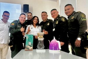 Lee más sobre el artículo Policías del Tolima se forma en barismo para promover el café especial del departamento