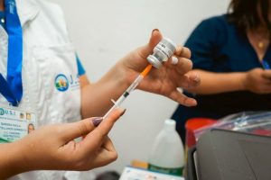 Lee más sobre el artículo Inició la estrategia ‘casa a casa’ de vacunación contra la fiebre amarilla en Ibagué