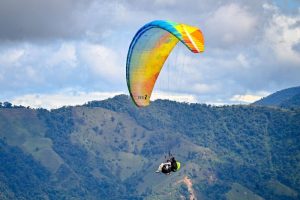 Lee más sobre el artículo Cerca de 800 bombas de semillas fueron lanzadas desde vuelo de parapente en Ibagué