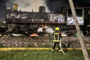 Lee más sobre el artículo Bomberos controlaron incendio en la locomotora de la calle 19 en Ibagué