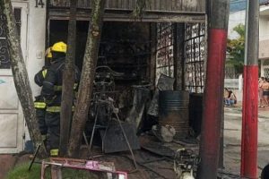 Lee más sobre el artículo Bomberos controlaron incendio estructural en taller de motos en la comuna Cinco de Ibagué