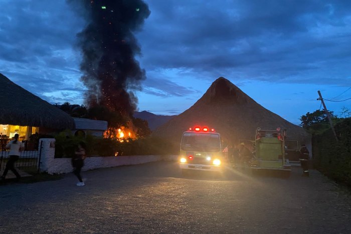 Lee más sobre el artículo Bomberos Oficiales y Voluntarios controlaron incendio en restaurante La Comarca