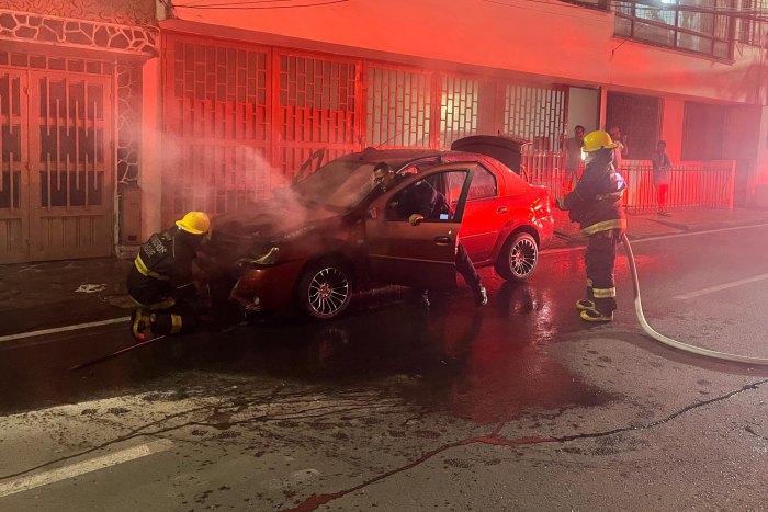 Lee más sobre el artículo Bomberos controlaron incendio vehicular que se registró en la comuna Uno de Ibagué