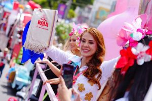 Lee más sobre el artículo La corona del desfile de San Juan se la llevó Aguardiente Tapa Roja