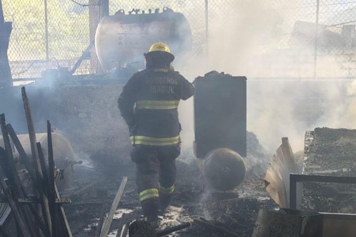 Lee más sobre el artículo Bomberos extinguieron las llamas en una fábrica de curtiembres en Ibagué