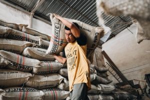 Lee más sobre el artículo Más de 52 toneladas de café de alta calidad salieron de Ibagué con rumbo a Chengdú