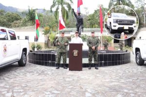 Lee más sobre el artículo Sexta Brigada del Ejército recibió dos camionetas nuevas para reforzar la seguridad en Ibagué