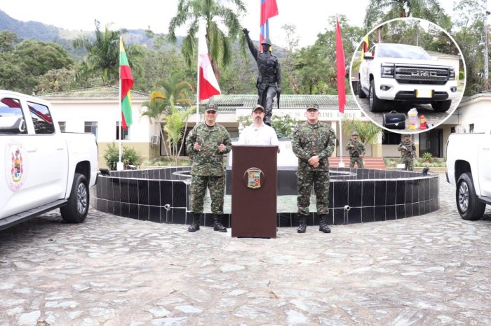 Lee más sobre el artículo Sexta Brigada del Ejército recibió dos camionetas nuevas para reforzar la seguridad en Ibagué