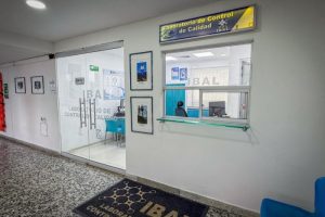 Lee más sobre el artículo Laboratorio del IBAL, de los mejores del Tolima para análisis de calidad de agua