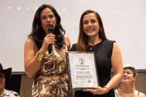 Lee más sobre el artículo Gerente de la Fábrica de Licores del Tolima recibe nuevo reconocimiento por su liderazgo e inspiración 
