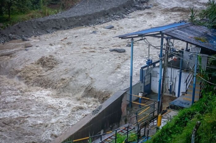 Lee más sobre el artículo Tras fuertes lluvias de la madrugada, IBAL empezó la captación de agua en el río Combeima