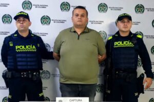 Lee más sobre el artículo Capturaron a  hombre que era requerido por hurto y porte ilegal de armas de fuego en Ibagué