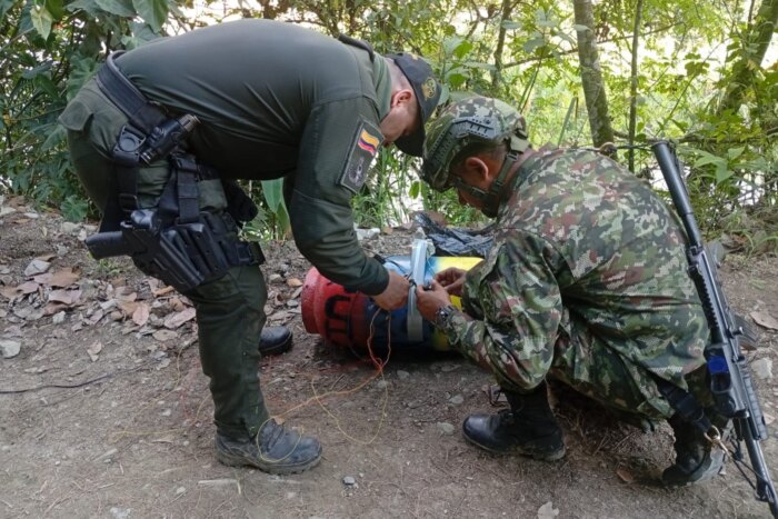 En este momento estás viendo Ejército Nacional destruyó un cilindro con explosivos en zona rural del sur del Tolima