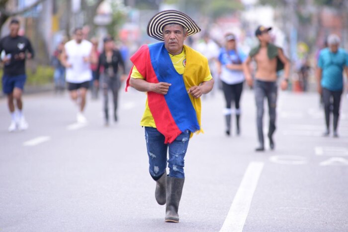 Más de 5.000 personas participaron en la carrera en botas de caucho de la Semana Campesina